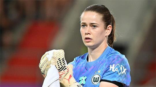 Unfreiwillig im Mittelpunkt: VfL-Torhüterin Stina Johannes.  