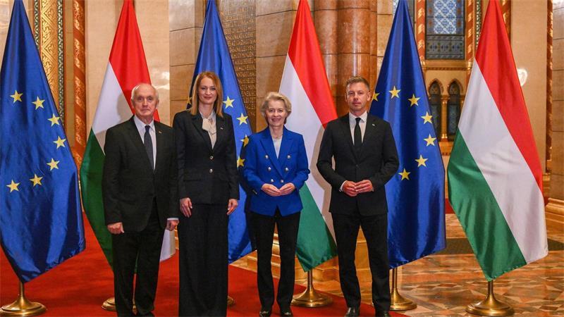 Ungarns Ministerpräsident Peter Magyar feierte den 70. Gedenktag der Revolte von 1956 mit Gästen die EU-Kommissionspräsidentin Ursula von der Leyen.