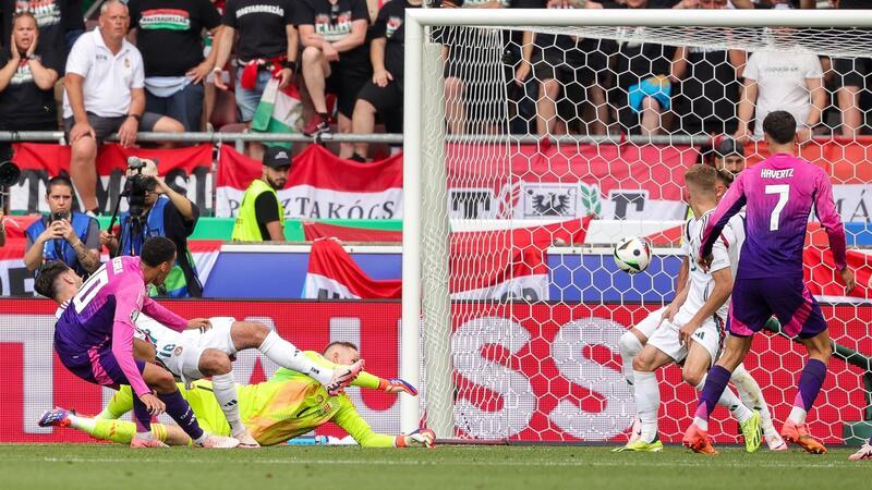 EM-Sommermärchen: Fans singen schon „Berlin, Berlin“ Ungarns Torhüter Peter Gulacsi kann das Tor von Jamal Musiala (l) nicht verhindern.