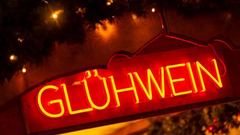 Glühwein muss nicht rot sein - Weißer zunehmend gefragt Ungeachtet der Farbe ist Glühwein besonders in der Vorweihnachtszeit beliebt.
