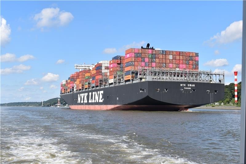 Ungenutztes Ladungs potenzial : Containerschiffe nutzen auf der Elbe den maximalen Tiefgang nicht aus. Foto: Vasel