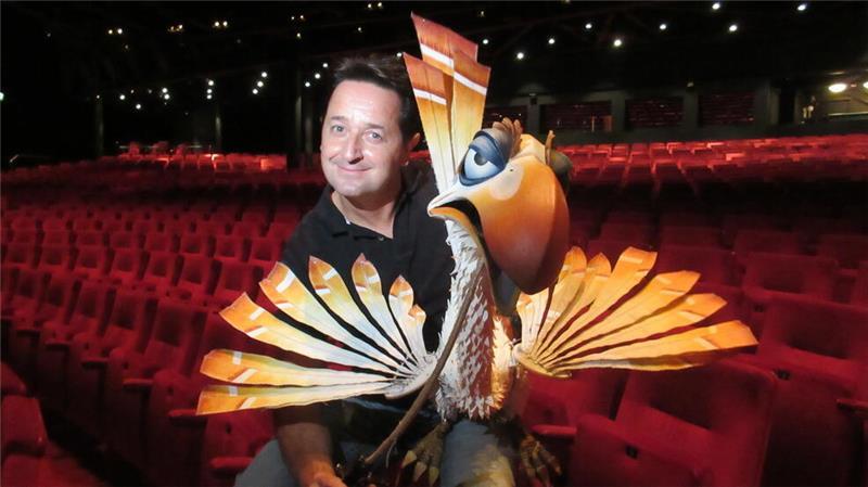 Ungeschminkt: Joachim Benoit mit der Zazu-Puppe.