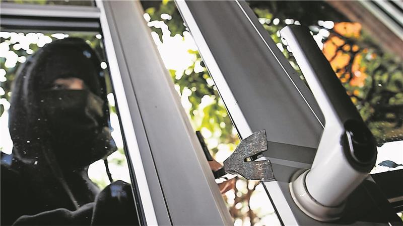 Ungesicherte oder schlecht gesicherte Fenster machen es Einbrechern leicht – auch in der Ferienzeit.