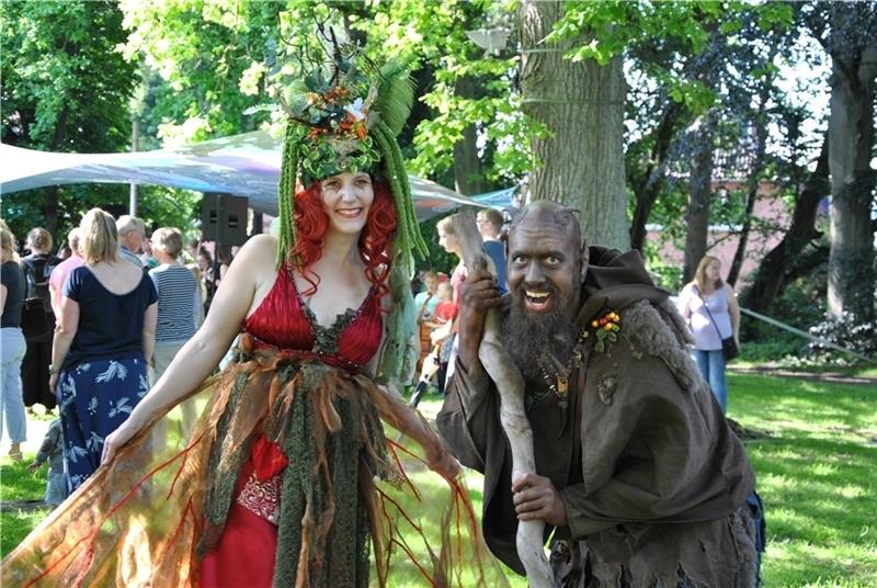 Ungewöhnliche Gäste beim Sommerfest „Zauber im Schlosspark“ : Aurelia, die Herrin der Wälder, und Höhlen-Troll Goldor unterhalten die Besucher. Foto Lohmann