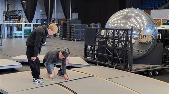 Ungewöhnliche Kulturerfahrung: Mit dem Culture Club erleben Jugendliche mal ein Konzert vom Bühnenaufbau bis zum Bandauftritt - so wie hier bei den Arctic Monekeys in der Alsterdorfer Sporthalle.