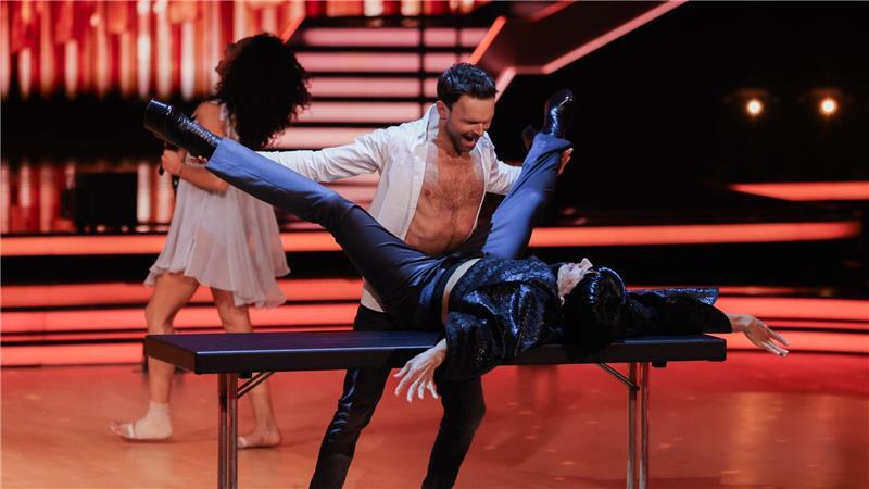 Ungewöhnliche Szene: Jurymitglied Jorge González liegt auf einem Tisch.