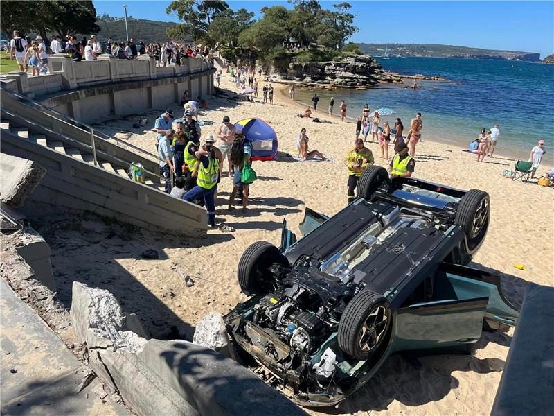 Australierin übt Einparken - Auto prallt auf Strand Ungewöhnlicher Anblick: Ein Auto liegt auf dem Dach am Strand von Balmoral Beach in Sydney.