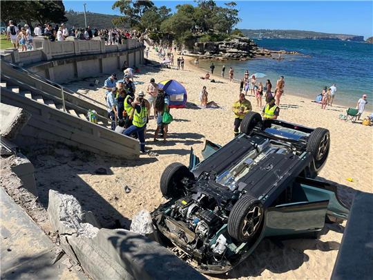 Ungewöhnlicher Anblick: Ein Auto liegt auf dem Dach am Strand von Balmoral Beach in Sydney.