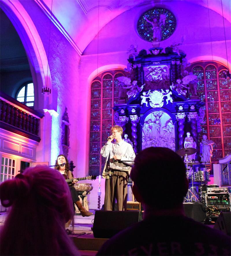 Stades Festivalmacher sorgt für Musik in der Stadt Ungewöhnlicher Spielort. Beim diesjährigen Hanse Song Festival begeisterte Yunus das Publikum in der Cosmae-Kirche