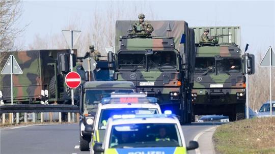 Ungewöhnliches Bild: Schwerbewaffnete Soldaten fahren durch Hannover.