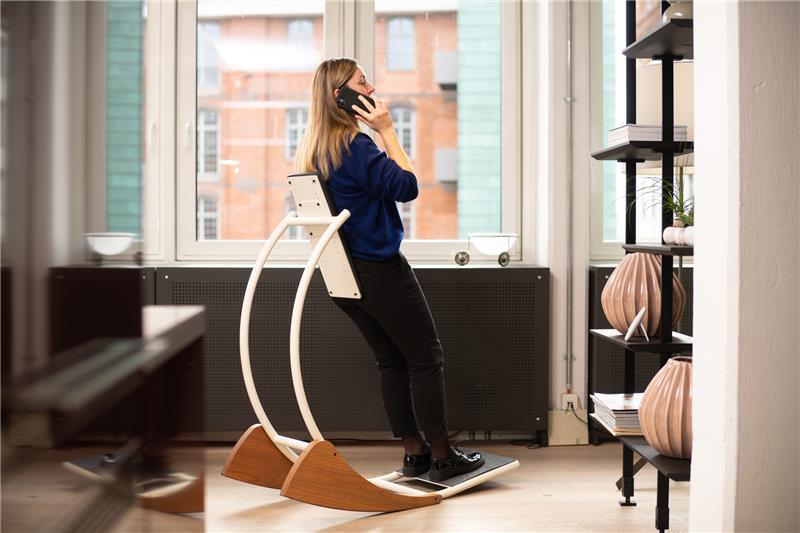 Ungewöhnliches Möbelstück fürs Büro: der Backboon. Foto: Backboon