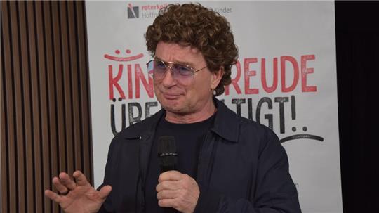 Ungewohnte Gesichtszüge: Ab und an mit ernster Miene spricht Atze Schröder in Neu Wulmstorf auf der Wohltätigkeitsgala für den Verein Roter Keil.