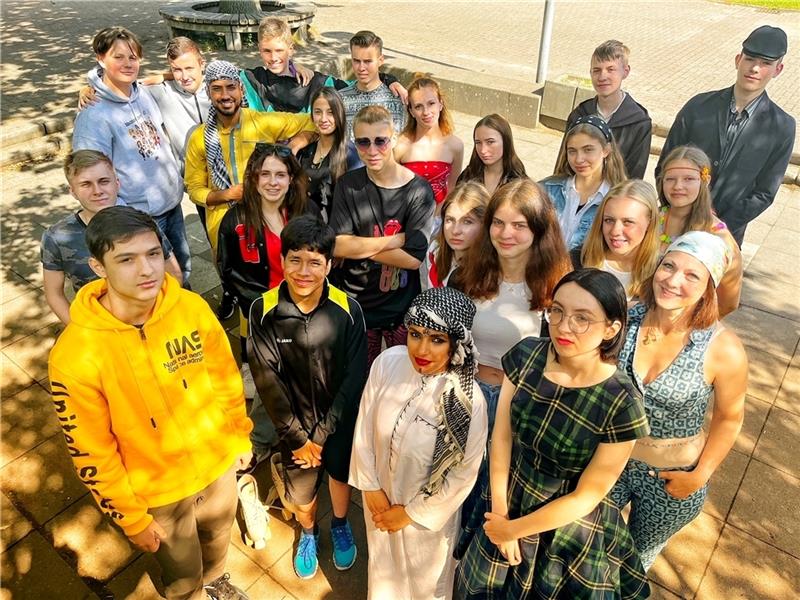 Ungewohnte Outfits in der Chaoswoche : die Klasse 10a der Oberschule Horneburg und Lehrerin Bianca Elliger ( rechts, mit Kopftuch). Foto: Richter