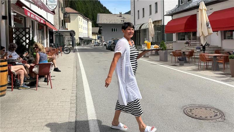 Ungewohnte Szenerie am Brenner: Kein Verkehr - und daher stressfreies Bedienen der Gäste auf der anderen Straßenseite.