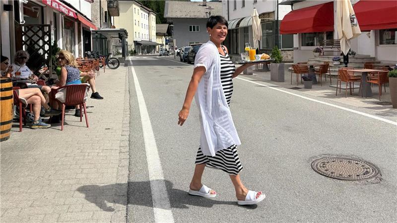 Protest und Sperre ohne Chaos: Ein Ruhetag am Brenner Ungewohnte Szenerie am Brenner: Kein Verkehr - und daher stressfreies Bedienen der Gäste auf der anderen Straßenseite.