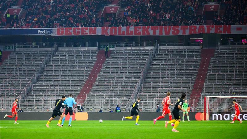 Ungewohntes Bild in der Allianz Arena: Wegen einer UEFA-Straf gab es leere Blöcke.