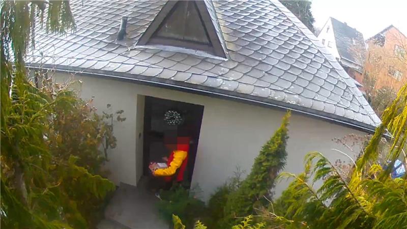 Hier stiehlt ein DHL-Bote ein Amazon-Paket Unglaublich: Ein DHL-Bote stiehlt in Bremerhaven ein Amazon-Paket. Eine Überwachungskamera hat das dokumeniert. Diese Szene zeigt, wie er die Amazon-Sendung begutachtet. Danach macht er sich damit aus dem Staub. Foto: Privat