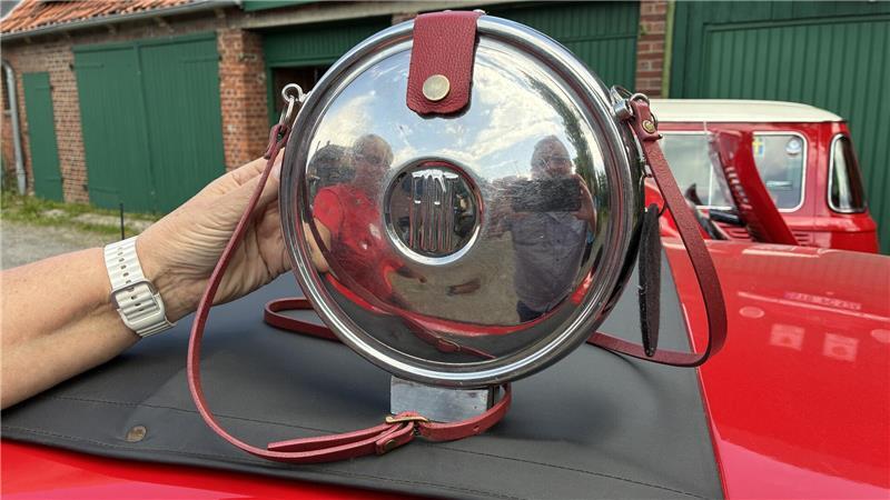 Fiat-Fans: Diese Altländer lieben ihre drei kleinen Italiener Unikat: Petra Cordes besitzt eine Handtasche aus Fiat-Radkappen.