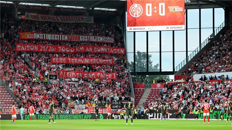 Union-Anhänger protestierten mit Tennisbällen gegen die Sonntagsansetzungen in dieser Saison.