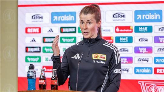 Union Berlins Cheftrainerin Marie-Louise Eta spricht bei einer Pressekonferenz. 