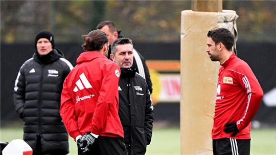 Union Berlins neuer Trainer Nenad Bjelica (M) unterhält sich mit Christopher Trimmel (l) und Rani Khedira.