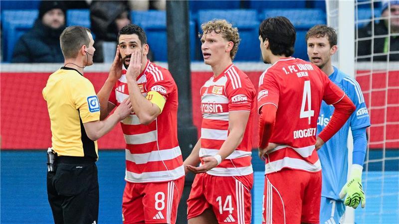 Fünfter Sieg 2026: Hoffenheim schlägt auch Union Union-Kapitän Rani Khedira (2.v.l.) : Bestürzt über den von Schiedsrichter Robin Braun gegebenen Elfer.