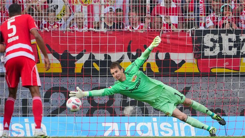 Zwei Elfmeter, ein Platzverweis: Hoffenheim besiegt Union Union-Keeper Rönnow ahnt beim Elfmeter die richtige Ecke.