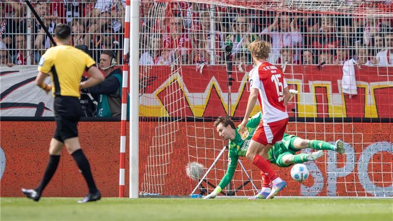 3:0 bei Union: Heidenheim hat Relegationsplatz sicher Union-Kepper Frederik Rönnow kann den frühen Gegentreffer nicht verhindern.