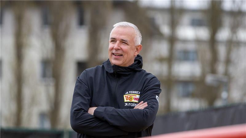 Union-Präsident Dirk Zingler schaut beim Training zu. 