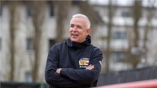 Union-Präsident Dirk Zingler schaut beim Training zu. 