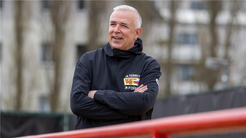 Union-Präsident Dirk Zingler schaut beim Training zu. 