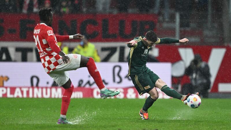 Mainz und Union hängen nach Remis im Tabellenkeller fest Union-Profi Robin Gosens (r) kommt vor dem Mainzer Danny Da Costa an den Ball.
