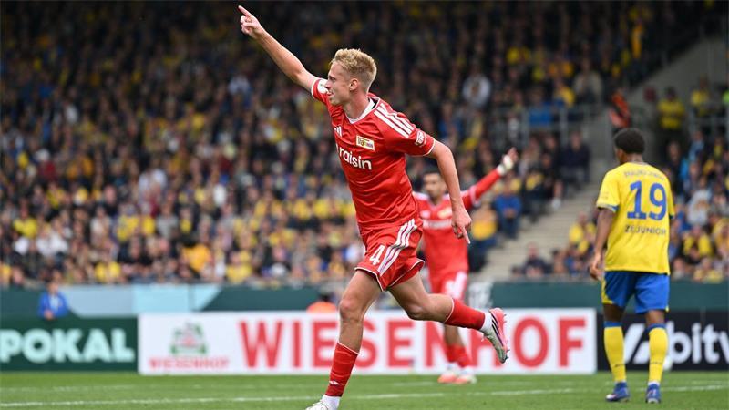Union-Torschütze Zeno Van Den Bosch jubelt über sein Tor in Braunschweig. 
