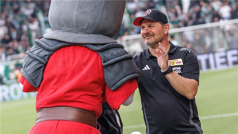 Stage-Doppelpack reicht nicht: Werder 2:2 in Berlin Union-Trainer Steffen Baumgart hat Zeit für einen Handshake mit dem Club-Maskottchen.