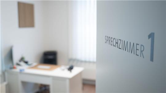 Union und SPD wollen ein verbindliches System einführen, bei dem Patientinnen und Patienten in eine Hausarztpraxis gehen, die sie bei Bedarf an Fachärzte überweist. (Symbolbild)