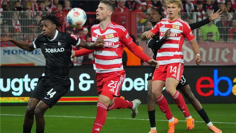 Unions Andrej Ilic wurde ein Tor aberkannt. 