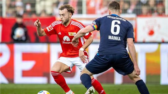 Unions Benedict Hollerbach (l) im Duell mit Patrick Mainka vom 1. FC Heidenheim.