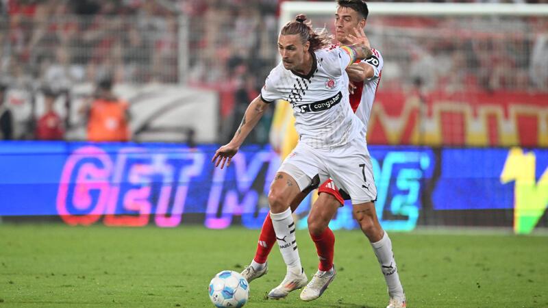 Unions Janik Haberer (rechts) und St Paulis Kapitän Jackson Irvine im Zweikampf.