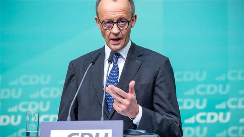 EVP: Wirtschaft mit umfassendem Bürokratieabbau ankurbeln Unions-Kanzlerkandidat Friedrich Merz informiert die Öffentlichkeit, nachdem Spitzenvertreter der Europäischen Volkspartei in Berlin über ihre Schwerpunkte für 2025 beraten haben. Im Mittelpunkt standen Wirtschaft, illegale Migration und Sicherheit. Und der neue US-Präsident.