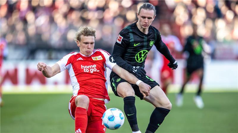 Union Berlin verschärft Wolfsburgs Krise Unions Leopold Querfeld kommt vor Wolfsburgs Patrick Wimmer an den Ball.