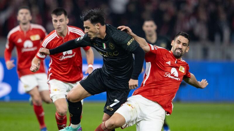 Union Berlin verliert auch gegen Neapel Unions Rani Khedira (r) bringt Neapels Eljif Elmas (M) zu Fall.