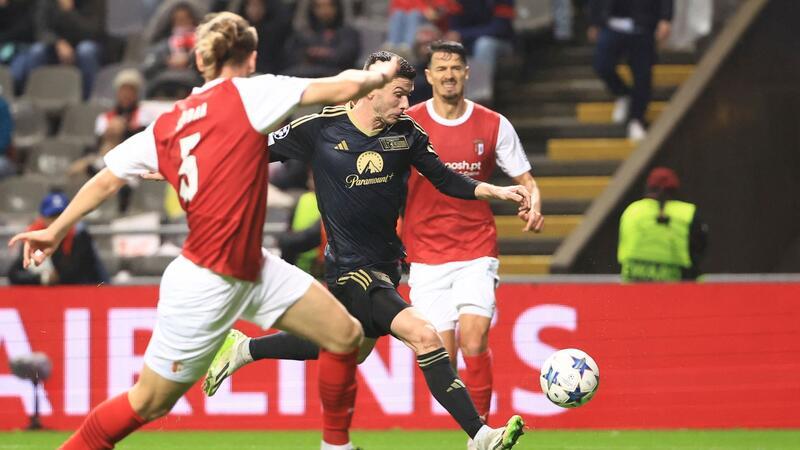 Unions Robin Gosens (M) erzielte nach einem Konter das 1:0.