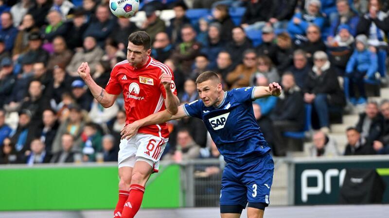 Unions Robin Gosens (l) kommt vor Hoffenheims Pavel Kaderábek an den Ball.