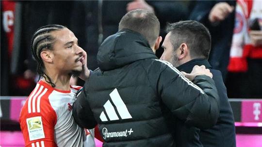 Unions Trainer Nenad Bjelica (r) attackierte Bayern-Star Leroy Sané (l).