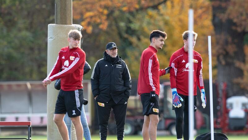 Unions Trainer Urs Fischer (2.v.l) wünscht sich, dass sein Team die Partien auch genießt.