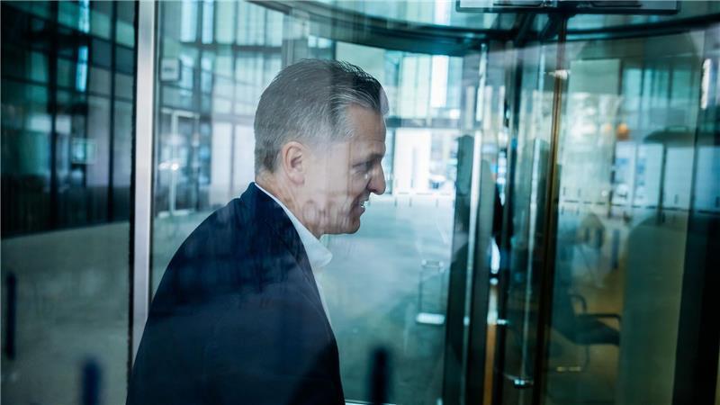 Unions-Vertreter Thorsten Frei auf dem Weg zur nächsten Verhandlungsrunde in der SPD-Zentrale.