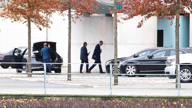 Migrationsgipfel: Länder wollen mehr Geld und Steuerung Unionsfraktionschef Friedrich Merz (r) und CSU-Landesgruppenchef Alexander Dobrindt bei ihrer Ankunft am Kanzleramt.