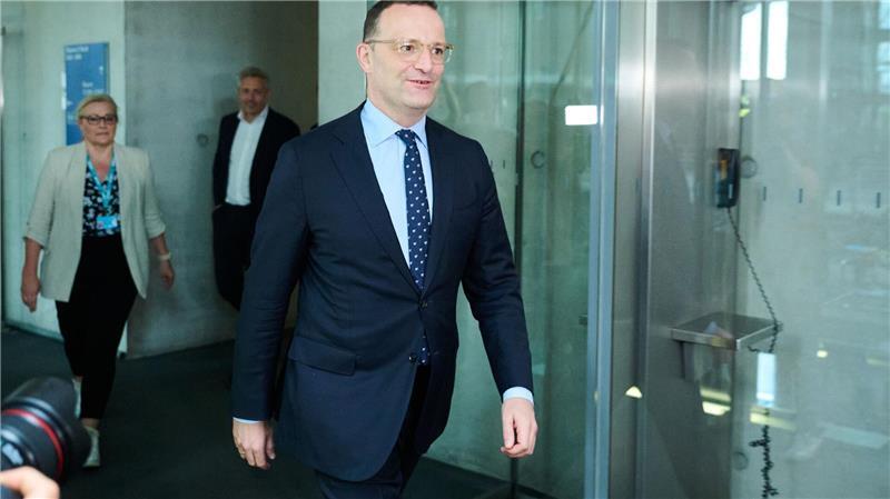 Spahn: Masken-Vorwürfe entkräftet - Linke fordert Rücktritt Unionsfraktionschef Jens Spahn auf dem Weg in den Haushaltsausschuss des Bundestages.