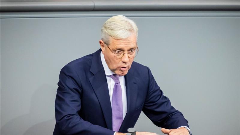 Kompromisstöne bei erster Wehrdienst-Beratung im Bundestag Unionsfraktionsvize Norbert Röttgen (CDU) verteidigt den Vorschlag für ein Zufallsverfahren zur möglichen Auswahl von Wehrdienstleistenden.