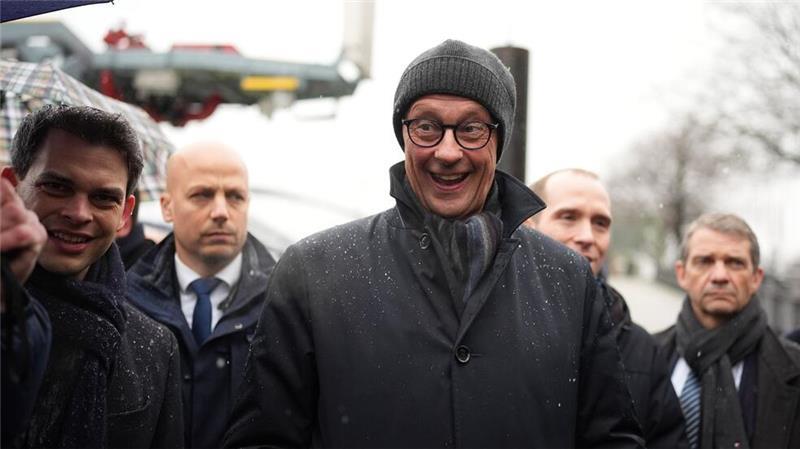 Unionskanzlerkandidat Friedrich Merz vor Beginn der CDU-Klausur beim Besuch des Hamburger Hafens.